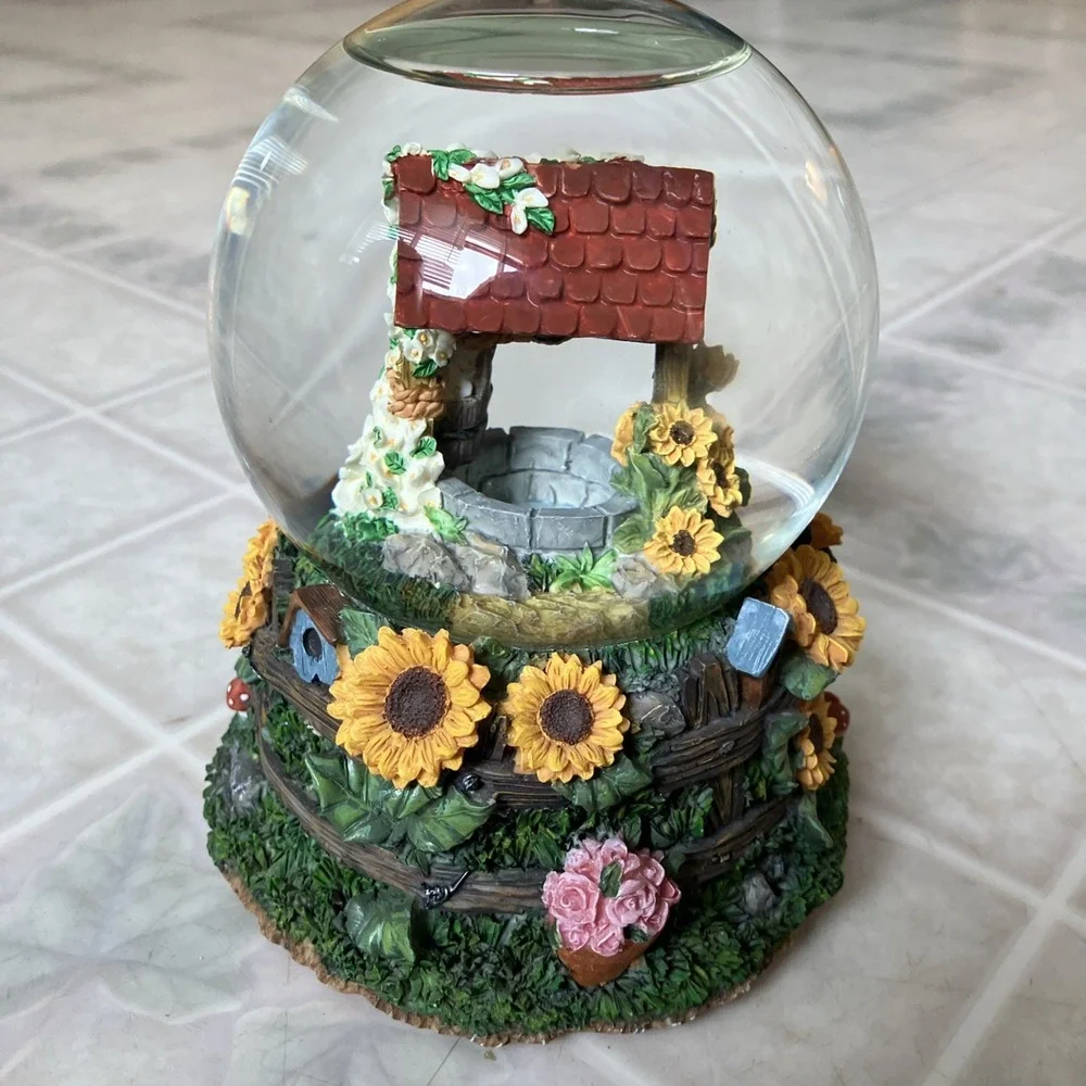 Herco Professional‎ Gift snow globe Musical Everything Is Beautiful Wishing Well